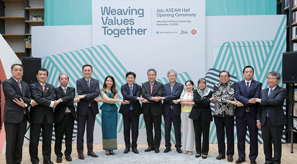 
Dignitaries join hands at the Weaving Value Together