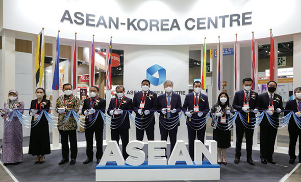 Asean-Korea Centre 개회를 알리는 컷팅식 모습