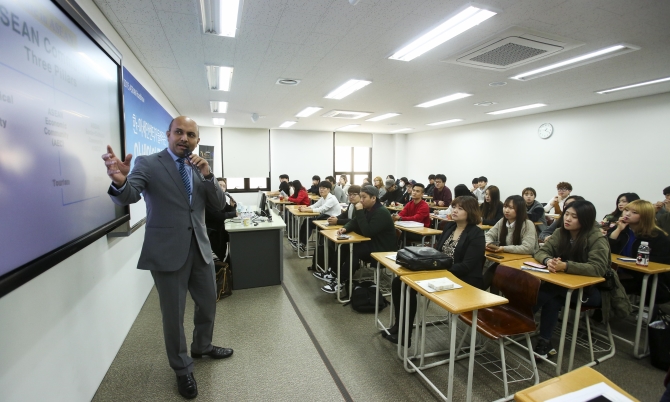 Kết quả hình ảnh cho 부산외대대학교 교실